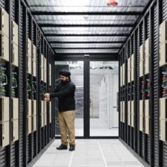 Máy Chủ AI NVIDIA DGX H200