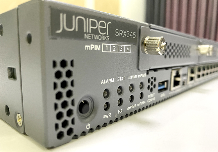 đèn led trên Firewall Juniper SRX345-SYS-JB Thiết bị tường lửa Juniper SRX345-SYS-JB